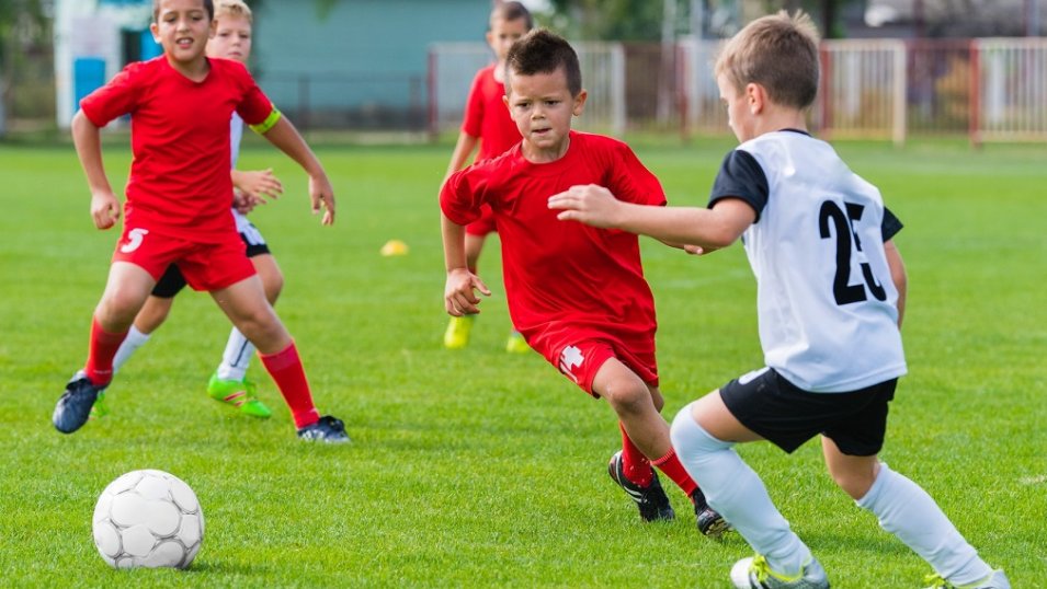 Ubiór i kąpiel to podstawa dla młodego piłkarza. Niestety, rodzice rzadko o tym pamiętają lub zwyczajnie to lekceważą Ubiór i kąpiel to podstawa dla młodego piłkarza. Niestety, rodzice rzadko o tym pamiętają lub zwyczajnie to lekceważą