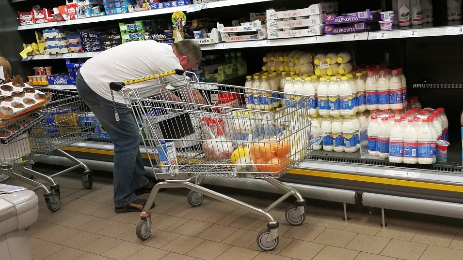 Branża: W Polsce na mleku nie da się zarobić. Sieci handlowe wymuszają niskie ceny na producentach Branża: W Polsce na mleku nie da się zarobić. Sieci handlowe wymuszają niskie ceny na producentach