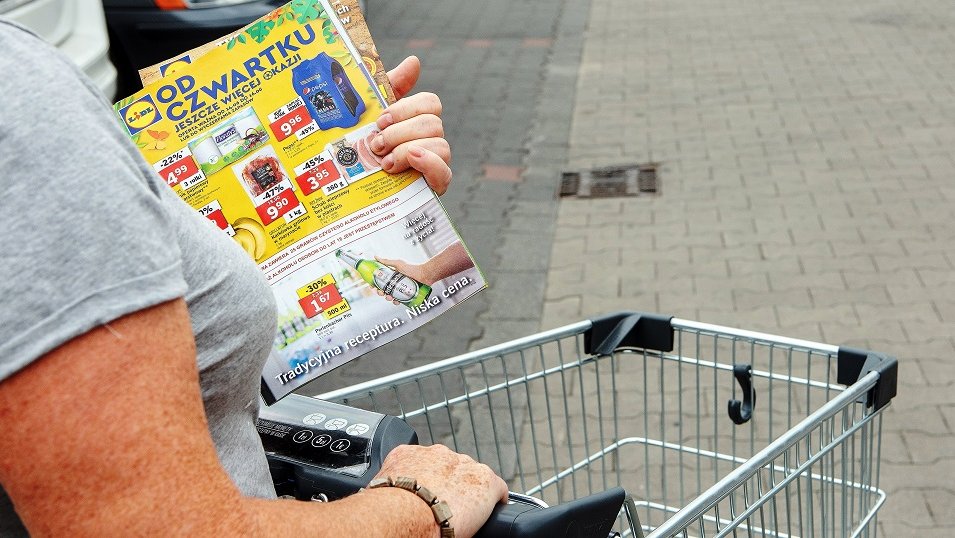 Polskiego seniora nie tak łatwo oszukać. Dokładnie sprawdza promocje i porównuje ceny na półce Polskiego seniora nie tak łatwo oszukać. Dokładnie sprawdza promocje i porównuje ceny na półce