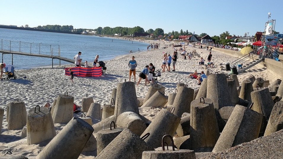 Plaga dronów nad polskimi plażami. Prawnik: Turyści nie są zupełnie bezbronni, a kary mogą być surowe Plaga dronów nad polskimi plażami. Prawnik: Turyści nie są zupełnie bezbronni, a kary mogą być surowe