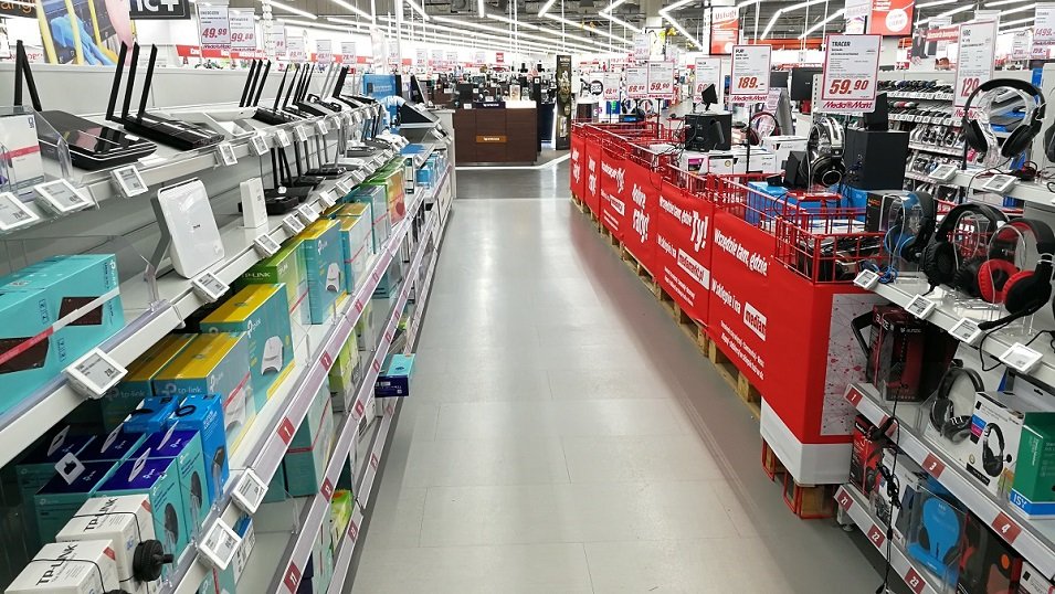 Sklepy stacjonarne z elektroniką idą w odstawkę. Polacy traktują je jak wystawy, a kupują w Internecie Sklepy stacjonarne z elektroniką idą w odstawkę. Polacy traktują je jak wystawy, a kupują w Internecie