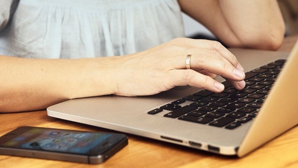 Polacy sprawdzają opinie o sklepach z elektroniką głównie u znajomych. E-sklepy weryfikują w Internecie Polacy sprawdzają opinie o sklepach z elektroniką głównie u znajomych. E-sklepy weryfikują w Internecie