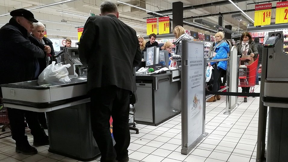 Wydłużenie zakazu handlu: Wśród kasjerów nie widać entuzjazmu. Zdania są też mocno podzielone Wydłużenie zakazu handlu: Wśród kasjerów nie widać entuzjazmu. Zdania są też mocno podzielone
