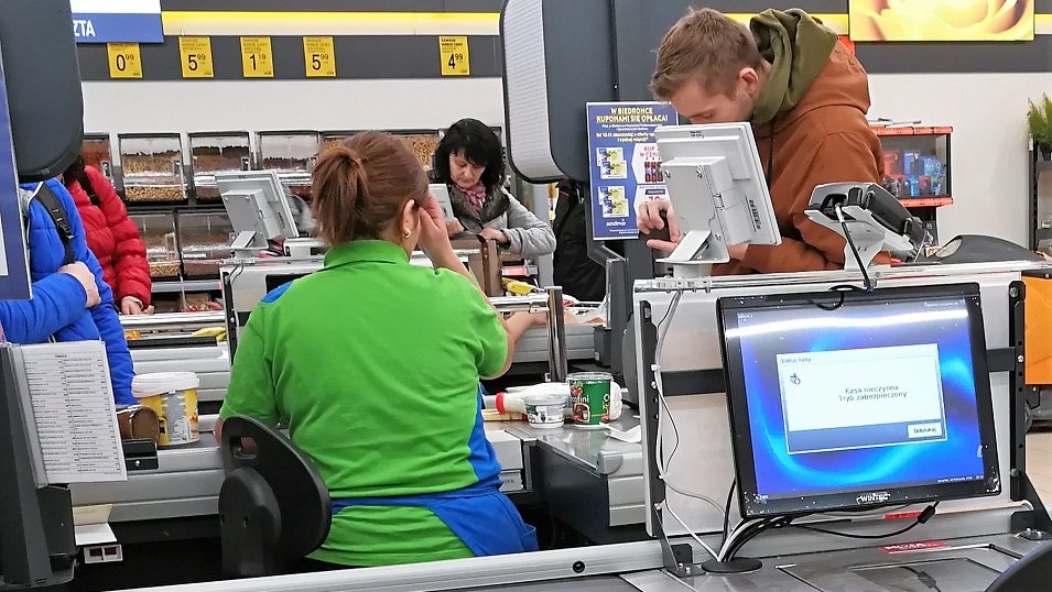 Kasjerzy nadal są przychyli zakazowi handlu w niedzielę. Nie widzą też, żeby pensje im spadały Kasjerzy nadal są przychyli zakazowi handlu w niedzielę. Nie widzą też, żeby pensje im spadały