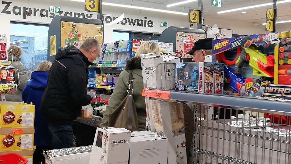 W których sklepach w weekend Polacy najdłużej postoją w kolejkach? Badacze to sprawdzili W których sklepach w weekend Polacy najdłużej postoją w kolejkach? Badacze to sprawdzili
