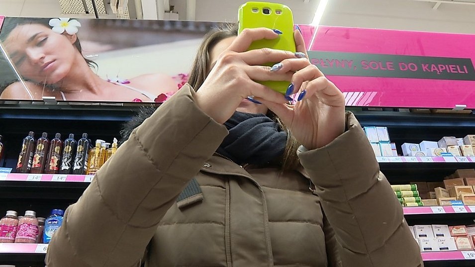 Sprzedawcy rzadziej zakazują robienia zdjęć i skanowania produktów. Ale w sklepach wciąż widać duży opór Sprzedawcy rzadziej zakazują robienia zdjęć i skanowania produktów. Ale w sklepach wciąż widać duży opór