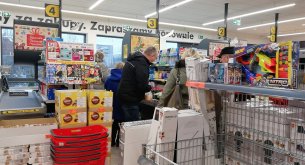Zakaz handlu rozładował przedświąteczne kolejki. Kasjerzy: Nie obserwujemy większego ruchu Zakaz handlu rozładował przedświąteczne kolejki. Kasjerzy: Nie obserwujemy większego ruchu