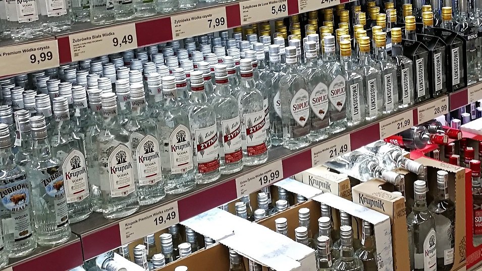 ANALIZA: Sklepy promują mniej mocnych alkoholi. Wódka nadal liderem, choć ze spadkiem. Zyskuje gin i rum ANALIZA: Sklepy promują mniej mocnych alkoholi. Wódka nadal liderem, choć ze spadkiem. Zyskuje gin i rum