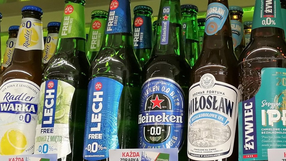 Rosną wymagania Polaków względem piw. Sklepy głównie stawiają na bezalkoholowe i smakowe Rosną wymagania Polaków względem piw. Sklepy głównie stawiają na bezalkoholowe i smakowe