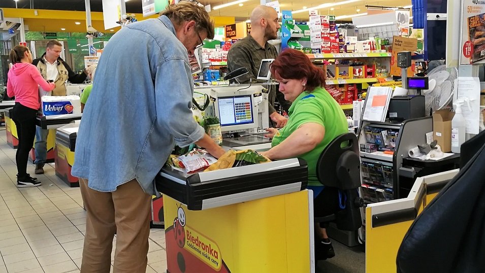 Badanie: Rodziny najbardziej narażone na podwyżki w dyskontach. Najmniej po kieszeni dostali seniorzy Badanie: Rodziny najbardziej narażone na podwyżki w dyskontach. Najmniej po kieszeni dostali seniorzy