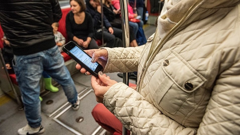 W komunikacji miejskiej Polacy głównie czytają o polityce. Sięgają też po rozrywkę i plotki W komunikacji miejskiej Polacy głównie czytają o polityce. Sięgają też po rozrywkę i plotki