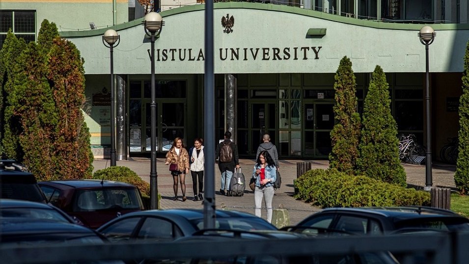 Raport: Uczelnie niepubliczne coraz więcej przyjmują chętnych na studiowanie w języku angielskim Raport: Uczelnie niepubliczne coraz więcej przyjmują chętnych na studiowanie w języku angielskim