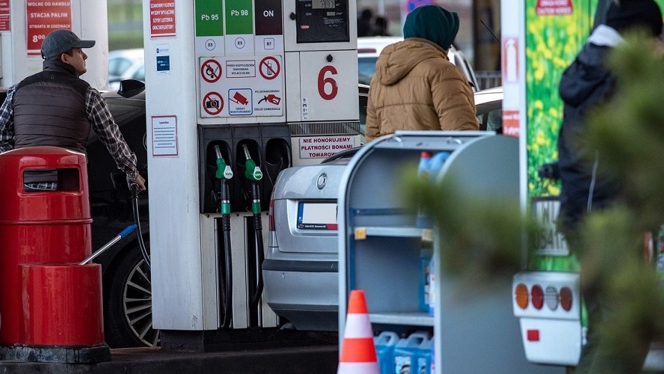 Badanie: Polacy wolą odwiedzać duże i sieciowe stacje paliw. Niezrzeszone mają nawet 2 razy mniejszy ruch Badanie: Polacy wolą odwiedzać duże i sieciowe stacje paliw. Niezrzeszone mają nawet 2 razy mniejszy ruch