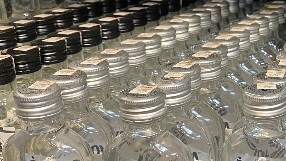 KAS zajmuje coraz więcej alkoholu bez akcyzy. Wzrost jest ponad 2-krotnie większy niż rok wcześniej KAS zajmuje coraz więcej alkoholu bez akcyzy. Wzrost jest ponad 2-krotnie większy niż rok wcześniej