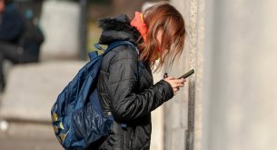 BADANIE: Młodzi Polacy nie rozstają się z telefonami. Mają je w rękach nawet kilka godzin dziennie