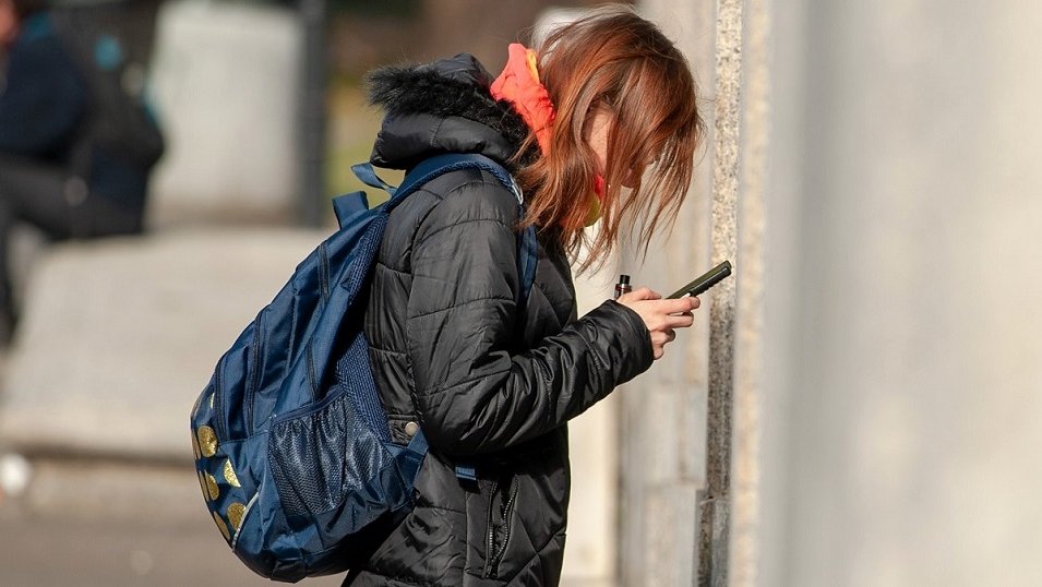 BADANIE: Młodzi Polacy nie rozstają się z telefonami. Mają je w rękach nawet kilka godzin dziennie BADANIE: Młodzi Polacy nie rozstają się z telefonami. Mają je w rękach nawet kilka godzin dziennie