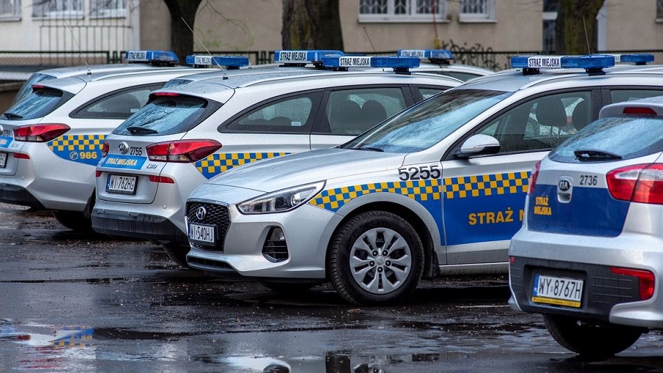 Polacy mają dość smrodu ze spalanych odpadów. Strażnicy miejscy przyjmują coraz więcej zgłoszeń Polacy mają dość smrodu ze spalanych odpadów. Strażnicy miejscy przyjmują coraz więcej zgłoszeń