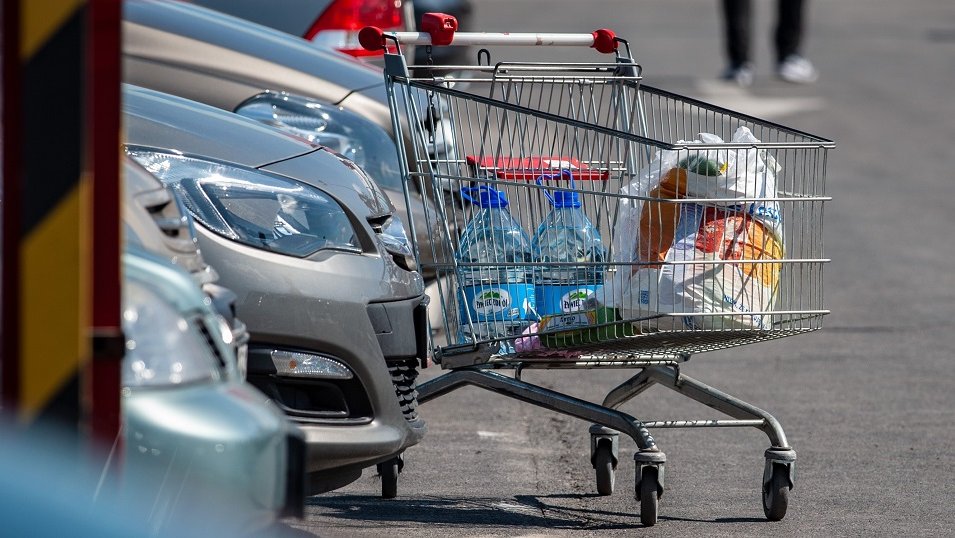 Wielkanoc w tym roku będzie skromna. Polacy chcą mniej wydać na zakupy. I głównie będą szukać promocji Wielkanoc w tym roku będzie skromna. Polacy chcą mniej wydać na zakupy. I głównie będą szukać promocji