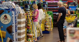 Badanie postaw konsumentów: Pomimo obostrzeń Polacy nadal chcą chodzić do stacjonarnych sklepów
