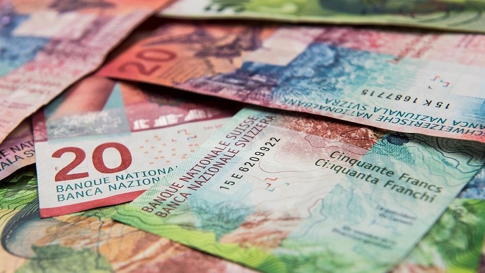 Polacy mocno o frankowiczach: Rząd nie powinien im specjalnie pomagać w czasie kryzysu Polacy mocno o frankowiczach: Rząd nie powinien im specjalnie pomagać w czasie kryzysu