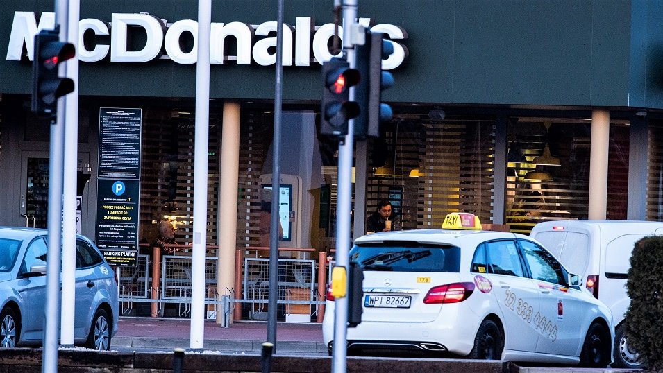 BADANIE: Ruch w fast foodach wciąż na dużym minusie. Klientów jest o blisko 40% mniej niż rok wcześniej BADANIE: Ruch w fast foodach wciąż na dużym minusie. Klientów jest o blisko 40% mniej niż rok wcześniej