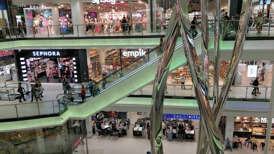 Ruch w galeriach handlowych wciąż na sporym minusie. Badania wskazują nawet na 50% spadki Ruch w galeriach handlowych wciąż na sporym minusie. Badania wskazują nawet na 50% spadki