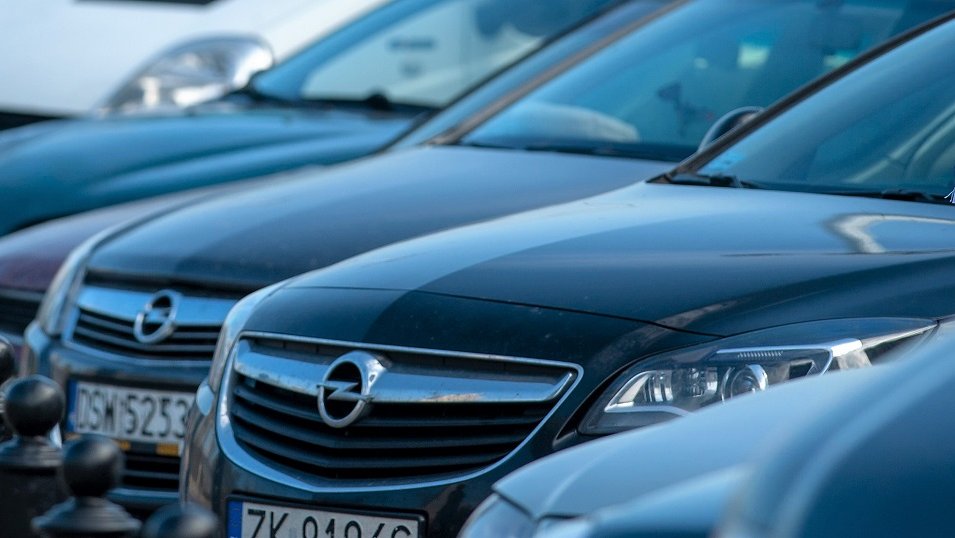 Polacy rejestrują coraz więcej pojazdów. W większości są używane i sprowadzone z zagranicy Polacy rejestrują coraz więcej pojazdów. W większości są używane i sprowadzone z zagranicy