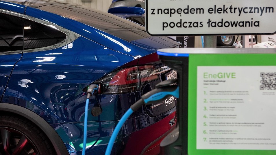 Sondaż: Gdyby elektryki były w cenach aut spalinowych, co drugi Polak zdecydowałby się na zakup Sondaż: Gdyby elektryki były w cenach aut spalinowych, co drugi Polak zdecydowałby się na zakup