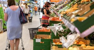 Eksperci: Trzeba hamować panikę wśród konsumentów, bo to nakręci dodatkową drożyznę w sklepach